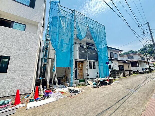 街に溶けこみ美しい景観を生み出すこの邸宅は、採光や風通しまで考え抜いて造りあげました。(2026年8月撮影)