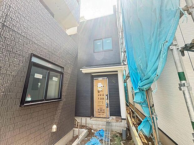街に溶けこみ美しい景観を生み出すこの邸宅は、採光や風通しまで考え抜いて造りあげました。（2026年8月撮影）