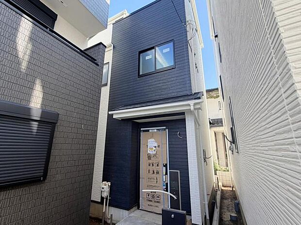 街に溶けこみ美しい景観を生み出すこの邸宅は、採光や風通しまで考え抜いて造りあげました。(2026年8月撮影)