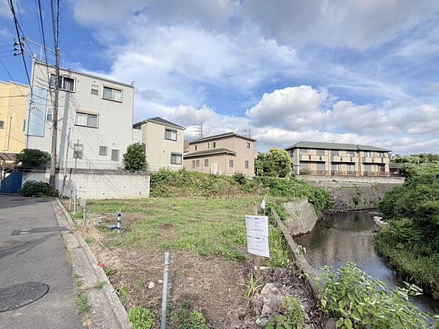 現地と同じくらい、周辺環境は大切です。図面だけでは分からない現地の雰囲気もご確認くださいませ。（2026年6月撮影）