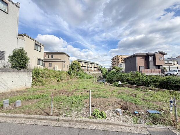 完成前の状態をご覧頂くことで、隣接した環境をしっかりとご確認頂けます。（2026年6月撮影）