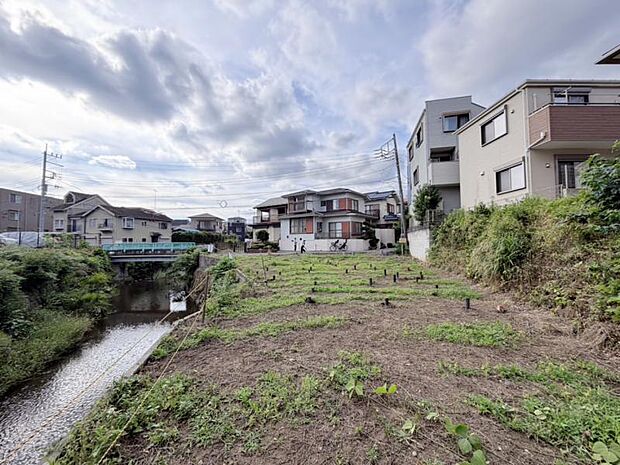 陽光と風がもたらす心地よい時間、照らし出される表情豊かなこの場所。（2026年6月撮影）