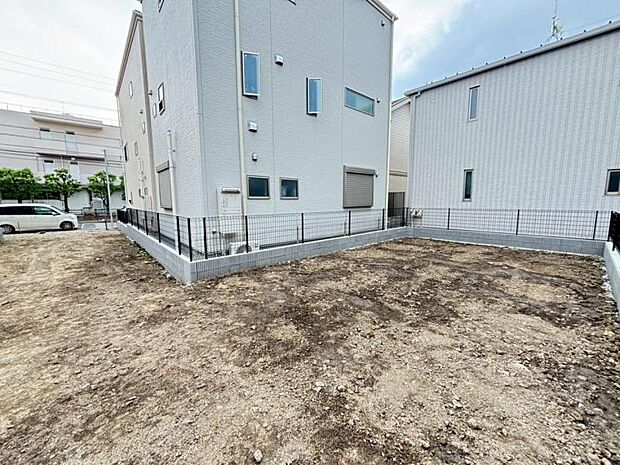 まだ更地ですが、現地で広さのご体感ができます。図面と合わせてご説明しますので、お気軽にお問い合わせください。（2026年6月撮影）