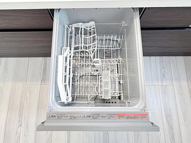 食器洗浄乾燥機　食器の後片付けに便利な食器洗浄乾燥機を標準装備。ビルトインタイプなので見た目もスッキリ、特に共働き世帯のご家族には必須品です。