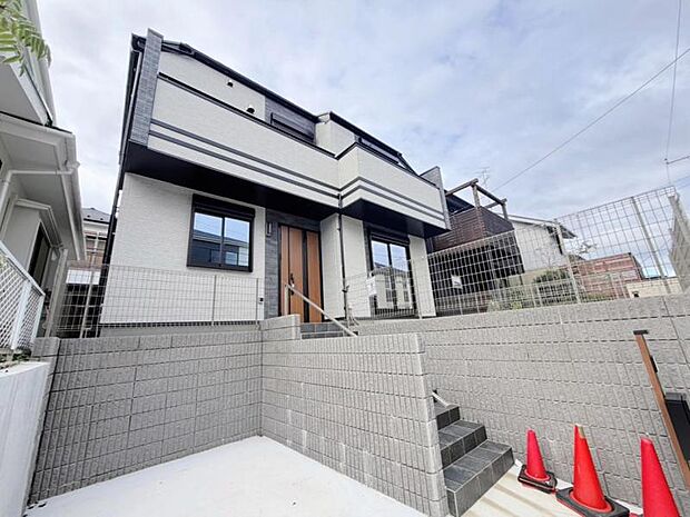 街に溶けこみ美しい景観を生み出すこの邸宅は採光や風通しまで考え抜いて造りあげました。