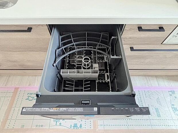 ビルトイン食洗機は、作業台が広く使え、見た目もスッキリ。節水や節電機能も充実して奥様の家事の手助けをしてくれます。(2026年8月撮影)