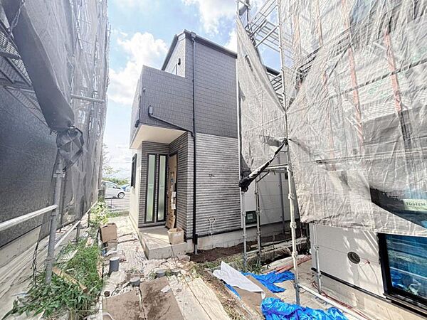 街に溶けこみ美しい景観を生み出すこの邸宅は、採光や風通しまで考え抜いて造りあげました。（2026年8月撮影）