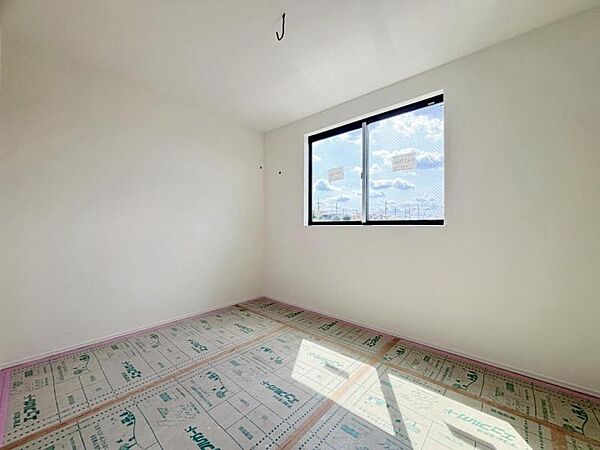 家族個々の安らぎの空間。誰もが好みで飾れるシンプルな室内に仕上げてあります。（2026年8月撮影）