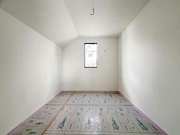 住まう方自身でカスタマイズして頂けるように「シンプル」にデザインされた室内。（2026年8月撮影）