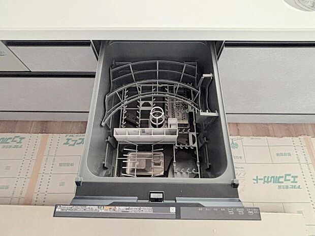 ビルトイン食洗機は、作業台が広く使え、見た目もスッキリ。節水や節電機能も充実して奥様の家事の手助けをしてくれます。(2026年8月撮影)