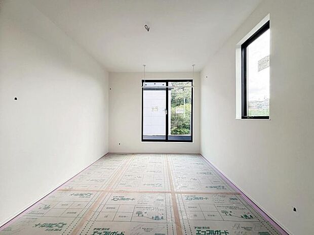 大きな窓からたっぷりと陽光が注がれる明るい空間。自由度が高いので家具のレイアウトでお好みの空間を創りだせます。(2026年8月撮影)