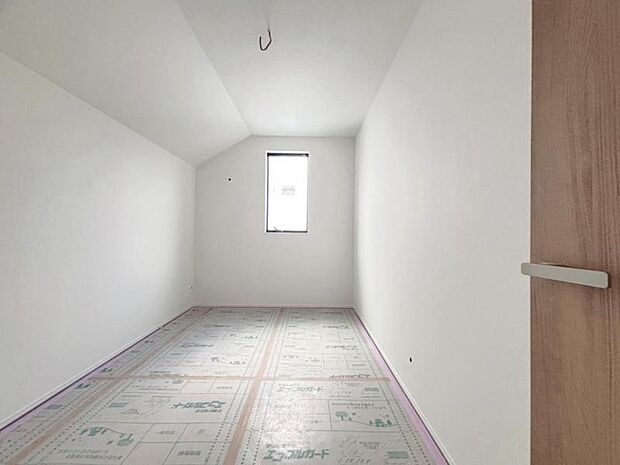 住まう方自身でカスタマイズして頂けるように「シンプル」にデザインされた室内。(2026年8月撮影)