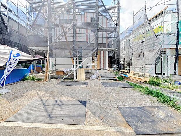 ご両親や友人・知人が訪ねてきても大丈夫。駐車スペース2台分(車種による)を確保してあります。(2026年8月撮影)