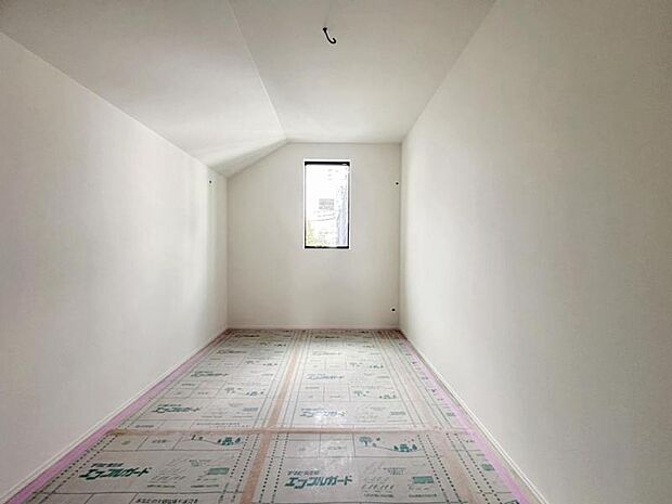 住まう方自身でカスタマイズして頂けるように「シンプル」にデザインされた室内。(2026年8月撮影)