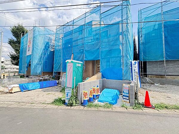 ご両親や友人・知人が訪ねてきても大丈夫。駐車スペース2台分（車種による）を確保してあります。（2026年8月撮影）