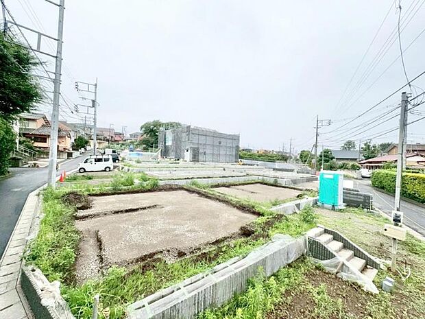 緑と好相性。そのスマートな佇まいについ足を止めてしまいそうになります。
