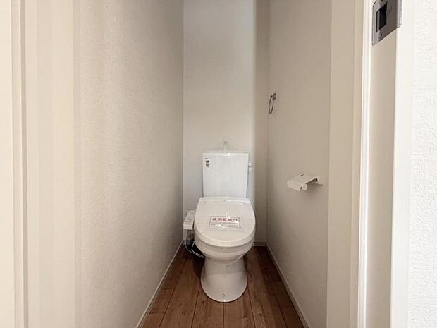 清潔感溢れるトイレ。落ち着いた空間で安らぎのひとときをお過ごしいただけます。