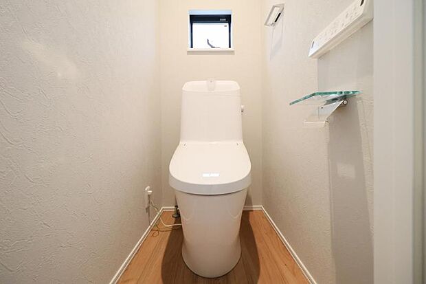 トイレは家の中に2ヶ所ございます。ご家族が忙しい朝も安心です。
