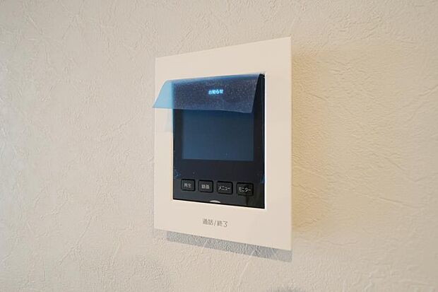 来訪者を鮮明な画像で確認できるTVモニター付インターホン。夜間や天候の悪い日もしっかりとチェック。特に奥様やお子様だけでの在宅が多いご家族は必需品です。録画機能付きなら後からも確認できます。