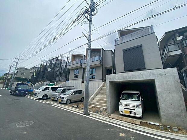 建物につながる駐車スペースなので、重い荷物の出し入れの負担を最小限に抑えられます。(2026年6月撮影)