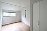 洋室：仕事や趣味のスペースとしても活用できる、多用途に使える部屋。