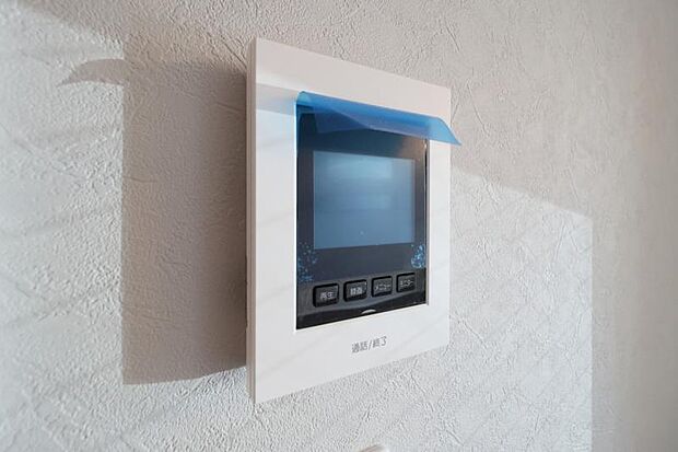 来訪者を鮮明な画像で確認できるTVモニター付インターホン。夜間や天候の悪い日もしっかりとチェック。特に奥様やお子様だけでの在宅が多いご家族は必需品です。録画機能付きなら後からも確認できます。