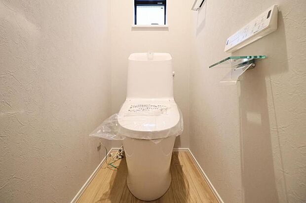トイレは家の中に2ヶ所ございます。ご家族が忙しい朝も安心です。