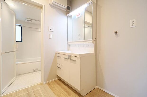 使い勝手の良い洗面台で、朝の準備もスムーズにこなせます。