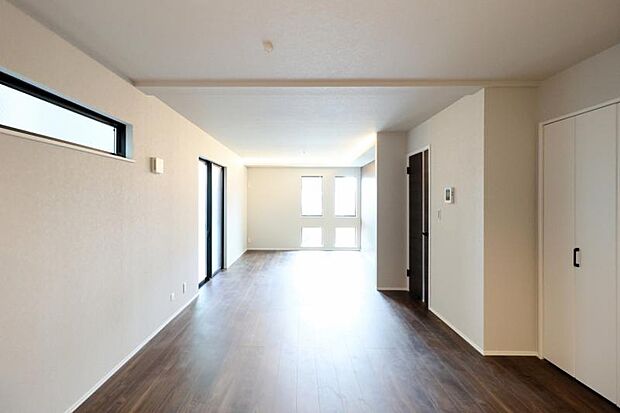 ここにはみんなが集い、食事と楽しい会話が始まる。そんな束の間の幸せを感じさせてくれる場所です。