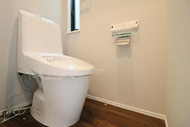 トイレは家の中に2ヶ所ございます。ご家族が忙しい朝も安心です。