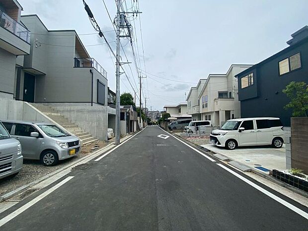 前面道路は約6.5mございますので、毎日のお車の出し入れもストレスなく行えます。(2026年6月撮影)