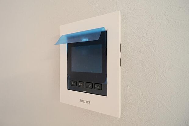 来訪者を鮮明な画像で確認できるTVモニター付インターホン。夜間や天候の悪い日もしっかりとチェック。特に奥様やお子様だけでの在宅が多いご家族は必需品です。録画機能付きなら後からも確認できます。