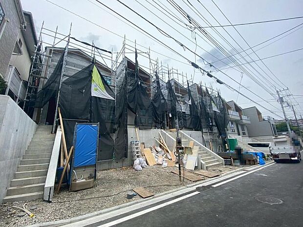 建物につながる駐車スペースなので、重い荷物の出し入れの負担を最小限に抑えられます。（2026年6月撮影）