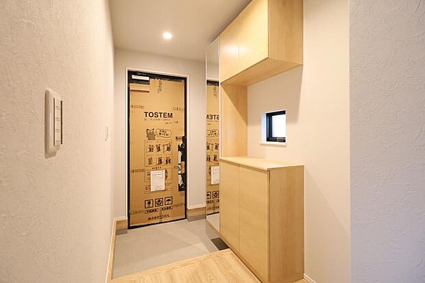 雑多な玄関でなくスッキリ空間としての家の顔にできるよう設計しました。