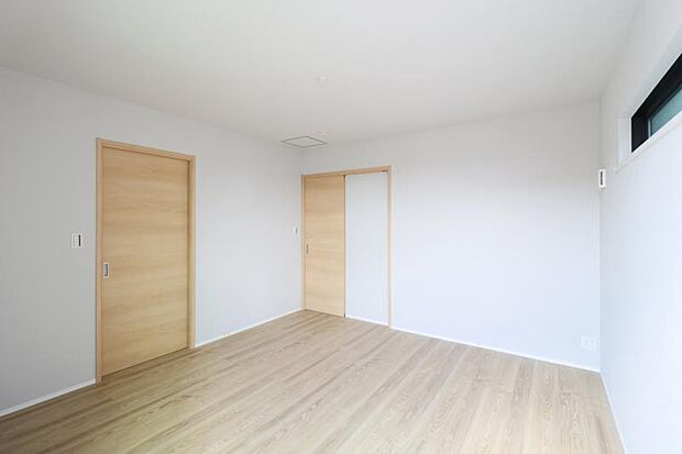 一日の疲れを取る主寝室は大型のベッドも配置が可能です。窓から注がれる光で家族とのコミュニケーションも明るくなりそうです。