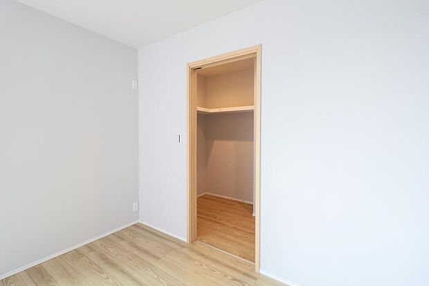 普段使わない季節用品やトランクなど、大きなものもラクラク収納できます。