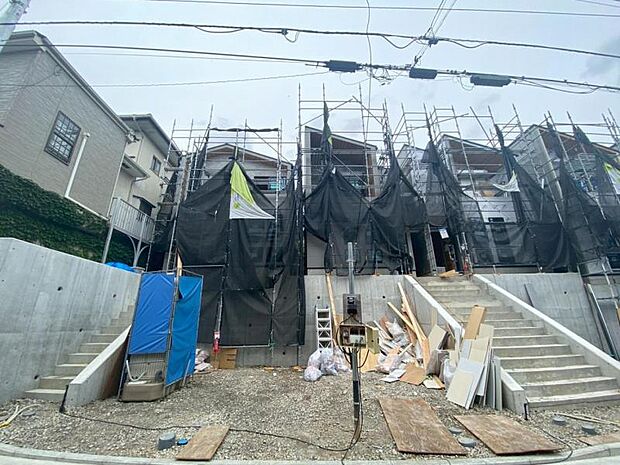 建物につながる駐車スペースなので、重い荷物の出し入れの負担を最小限に抑えられます（2026年6月撮影）