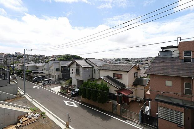 季節による景色の変化を日常の生活と共に感じてください。