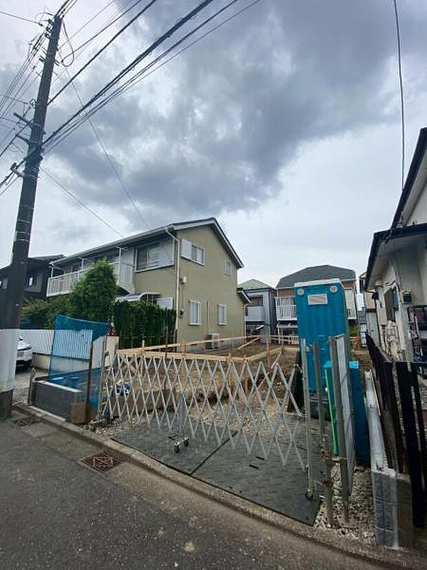 更地の状態をご覧頂くことで、隣接した環境をしっかりとご確認頂けます。(2026年6月撮影)