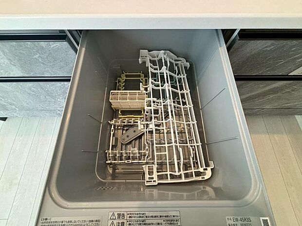 食器洗浄乾燥機を標準装備。作動中は他の家事を並行して進めることができ、家事の時短と負担軽減につながります。高温、高圧水流で洗浄するため、除菌・消臭効果が期待でき、衛生面での安心感が高まります。また、手