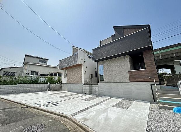 ご両親や友人・知人が訪ねてきても大丈夫。駐車スペース2台分(車種による)を確保してあります。