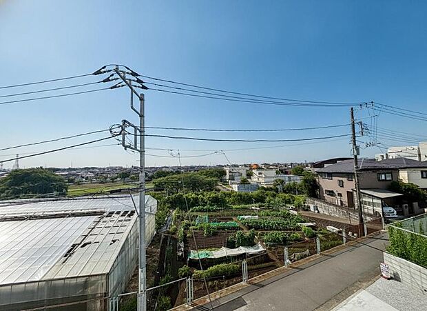 バルコニーからの眺望。季節による景色の変化を日常の生活と共に感じられます。