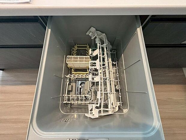 食器洗浄乾燥機を標準装備。作動中は他の家事を並行して進めることができ、家事の時短と負担軽減につながります。高温、高圧水流で洗浄するため、除菌・消臭効果が期待でき、衛生面での安心感が高まります。また、手