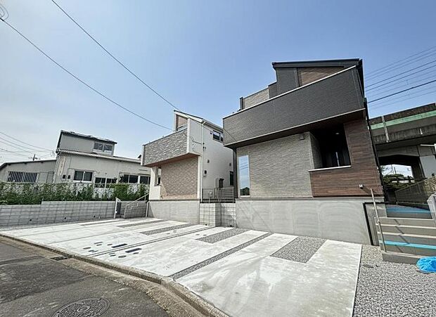 ご両親や友人・知人が訪ねてきても大丈夫。駐車スペース3台分(車種による)を確保してあります。