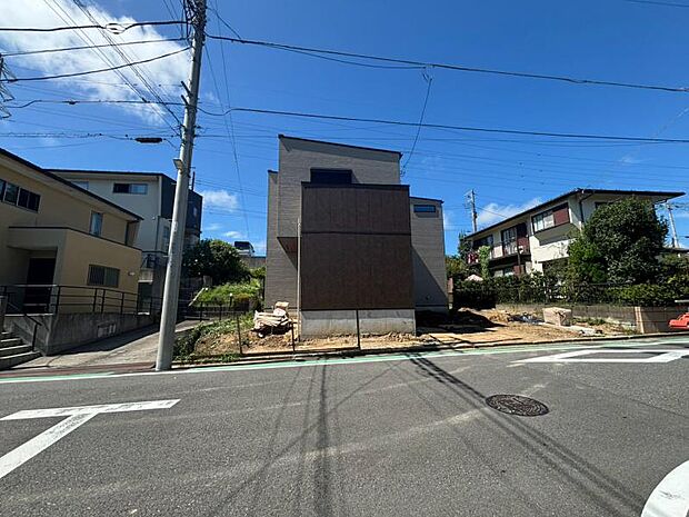 窓からたっぷりと陽光が注がれる明るい住まい。ご家族の成長に合わせてお住まい頂ける仕様の間取り。日々の疲れを癒してくれる主寝室。お子様も自分のお部屋でお勉強など出来るお部屋のご用意もございます。