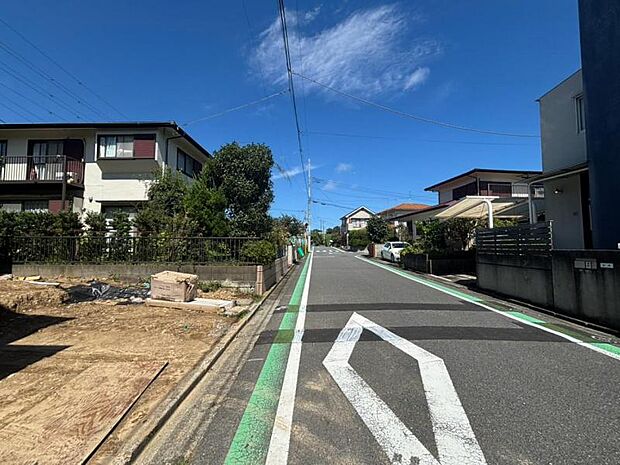 前面道路は6.5mございます。毎日のお車の出し入れもストレスなく行えます。