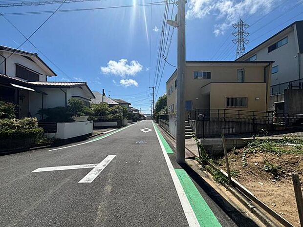 お住まいの前を通るのはご近所さんだけの閑静な道路です。静かな住環境を叶えられます。