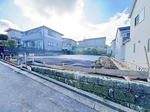 完成前の状態をご覧頂くことで、隣接した環境をしっかりとご確認頂けます。（2026年6月撮影）