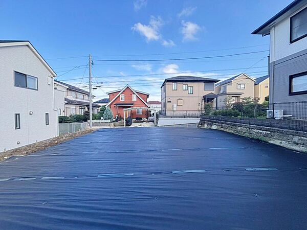 更地の状態をご覧頂くことで、隣接した環境をしっかりとご確認頂けます。（2026年6月撮影）