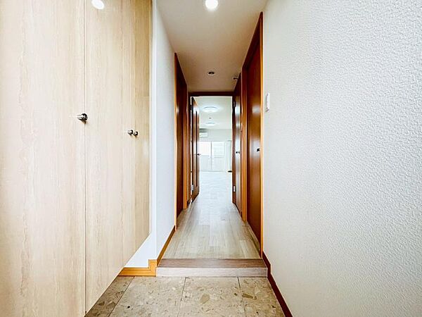 上質感漂う玄関と廊下。居住者の帰り・訪れる方を優しく迎える、安らぎに満ちた生活空間を予感させます。